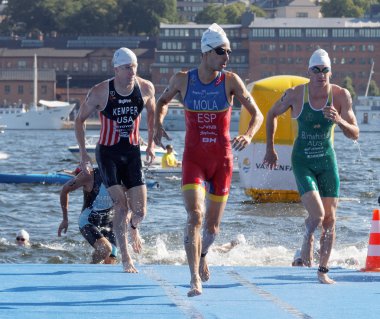 Mario Mola ve denizden tırmanma diğer yüzücüler