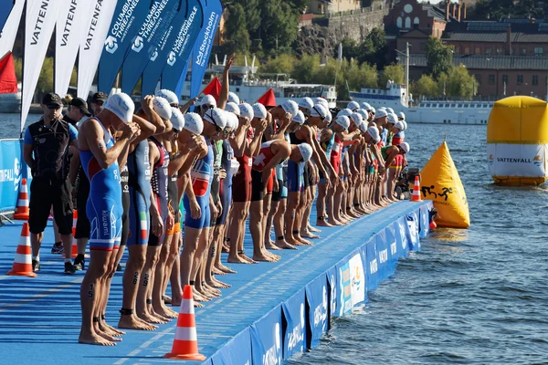 Competidores de natación masculina esperando la señal de salida —  Fotos de Stock