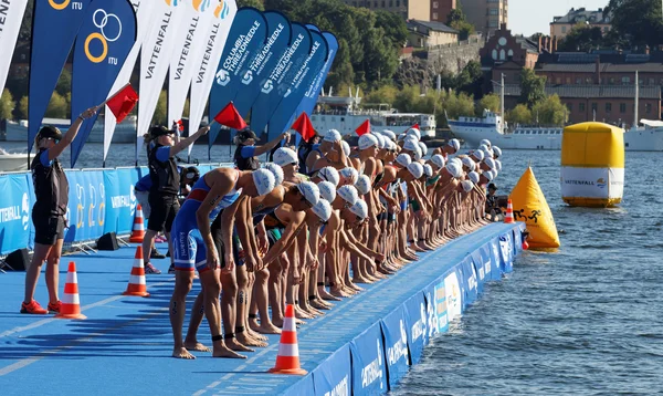 Αρσενικό κολύμπι ανταγωνιστές που περιμένει το σήμα της εκκίνησης — Φωτογραφία Αρχείου