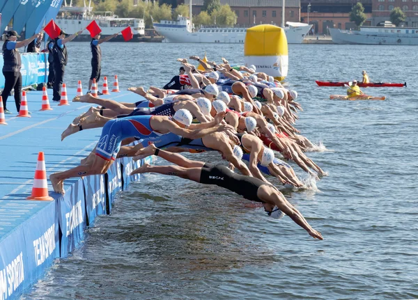 Männliche Schwimmer beim Startschuss — Stockfoto