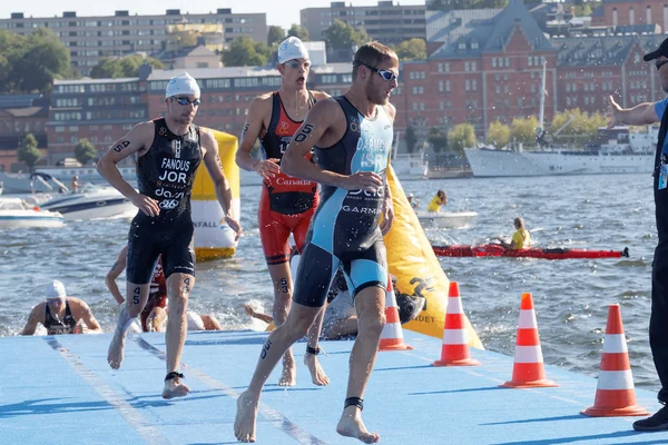 男性スイマー登って男子 Itu 世界トライアスロン シリーズ イベントで水から 2015 ストックホルム スウェーデンのストックホルム 2015 グループ — ストック写真