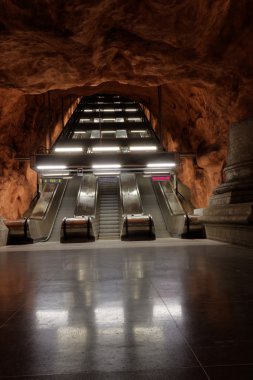 Güzel metro istasyonu Radhuset Stockholm yürüyen merdiven
