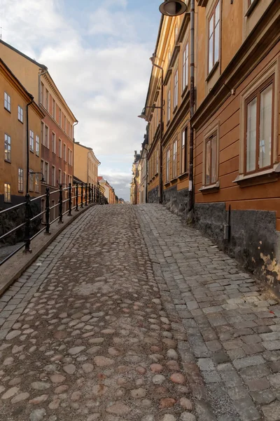 狭窄的鹅卵石小巷，在斯德哥尔摩市中心的老房子 — 图库照片