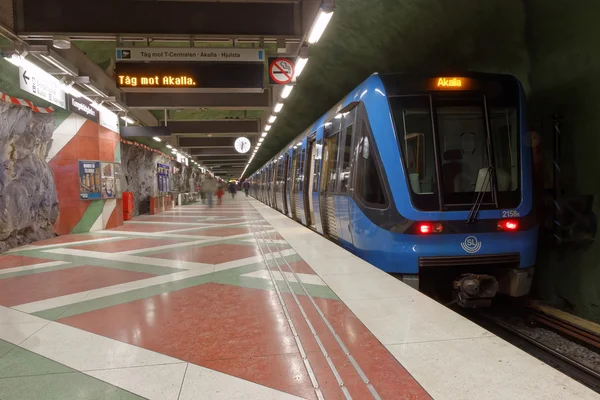 Träna i den vackra tunnelbanestationen Kungsträdgården i Stoc — Stockfoto