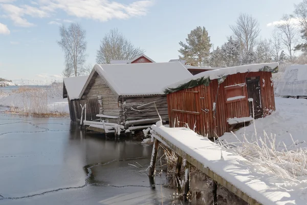 Старый дом для лодок, снег и лед — стоковое фото