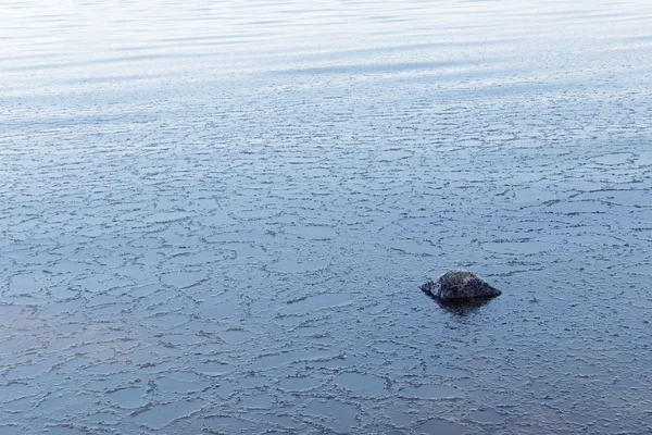 Smältande Havet Och Liten Klippa — Stockfoto