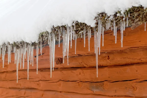 Isicles Hanging Snowy Roof Red Barn — 스톡 사진
