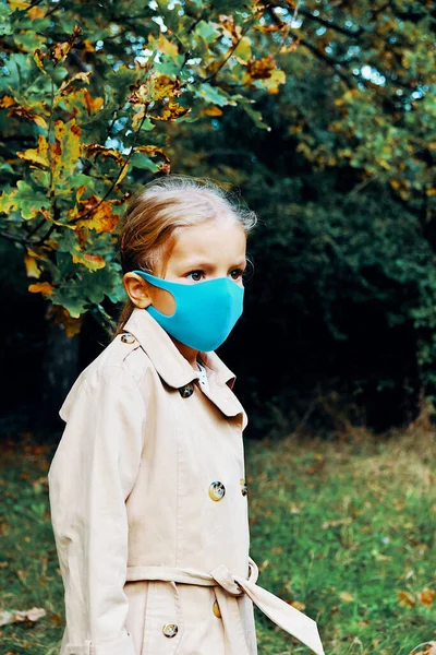 Girl Antivirus Mask Autumn Park — Stock Photo, Image