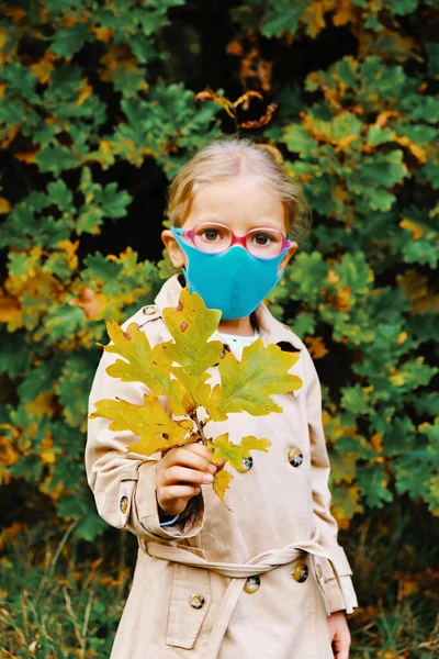 Lány Antivírus Maszkban Őszi Parkban — Stock Fotó