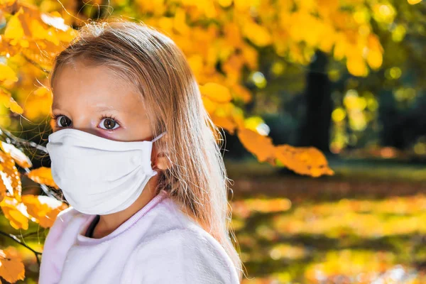 Lány Antivírus Maszkban Őszi Parkban — Stock Fotó