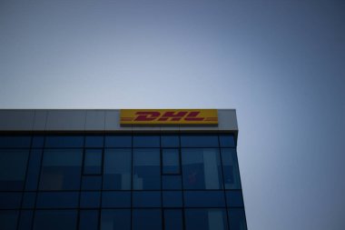 Belgrad 'daki genel merkezlerinde DHL logosu imzası