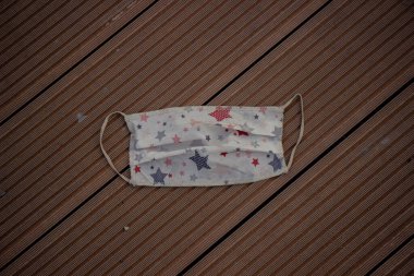 Coronavirus yüz maskesi yere düştü..