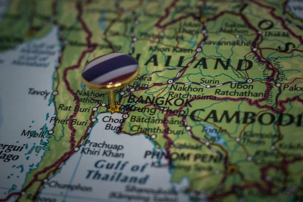 曼谷印在一张印有泰国国旗的地图上 — 图库照片