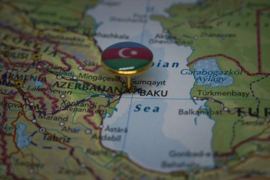 Bakü, Azerbaycan bayrağıyla haritaya iliştirilmiş.