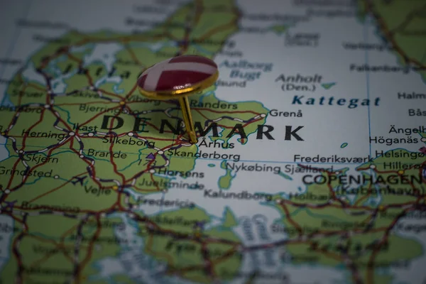 Arhus Danimarka Bayrağıyla Haritaya Iliştirilmiş — Stok fotoğraf