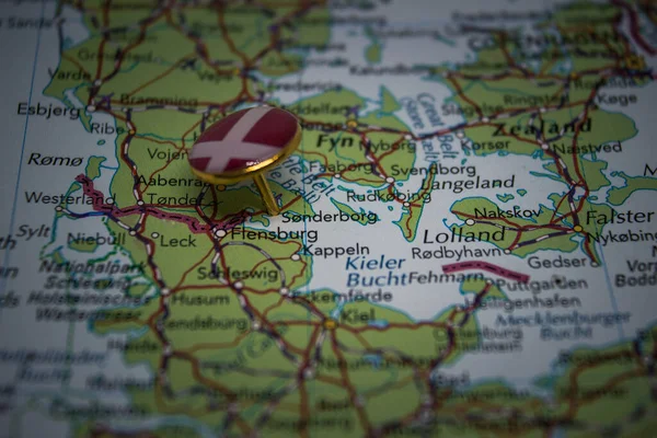 ソンダーボルグはデンマークの旗で地図上に固定された — ストック写真
