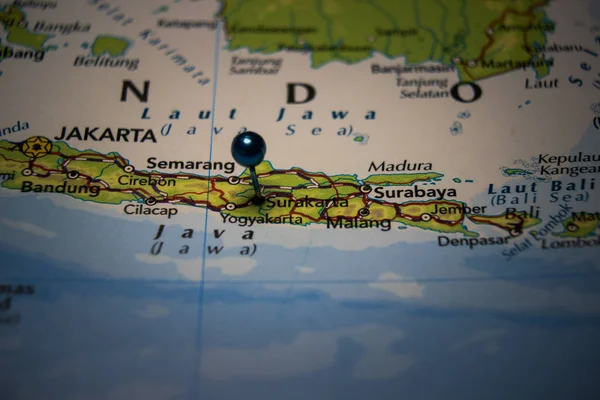 Surakarta 印度尼西亚城市 被地图夹在地图上 — 图库照片