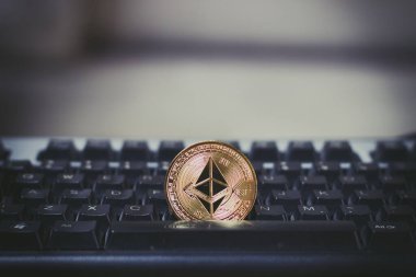 Klavyede bir Altın Ethereum madeni para