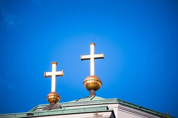 Due Croci Oro Contro Cielo Blu Sulla Chiesa Ortodossa Serba — Foto Stock