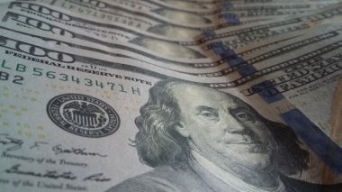 Yeni yüz dolar faturaları ön yığından closeup