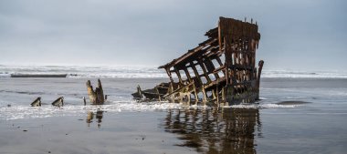 Astoria, Oregon 'daki Fort Stevens Eyalet Parkı' ndaki Peter Iredale Batığı