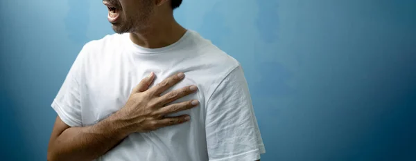 Jovem Com Dor Peito Com Espaço Cópia Ataque Cardíaco Tendo — Fotografia de Stock