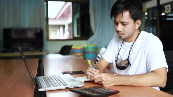 Asyalı Adamın Evde Uzun Süre Bilgisayar Başında Çalışmaktan Başı Ağrıyormuş — Stok video