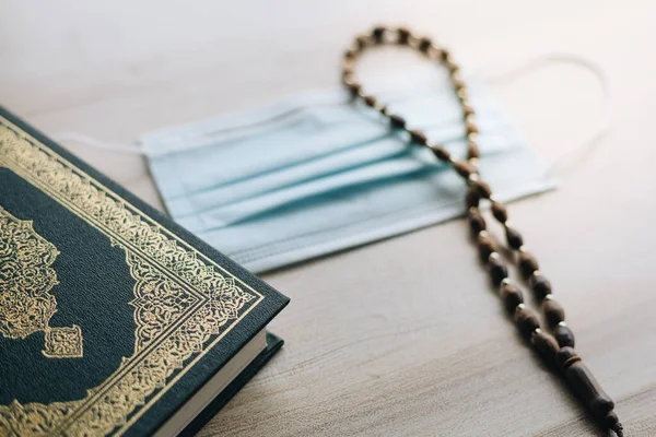 Livro Sagrado Alcorão Com Máscara Rosário Rosto Conceito Ramadã Ritual — Fotografia de Stock