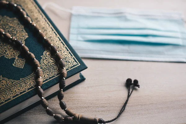 Livro Sagrado Alcorão Com Máscara Rosário Rosto Conceito Ramadã Ritual — Fotografia de Stock