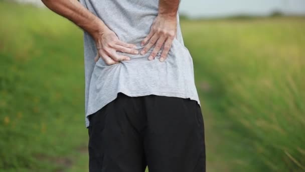 運動後のアジア人選手の腰痛 ワークアウトのコンセプトによる怪我 — ストック動画