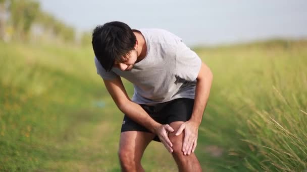 Αθλητής Ασιάτης Άνδρας Πόνος Στο Γόνατο Μετά Την Άσκηση Τραυματισμός — Αρχείο Βίντεο