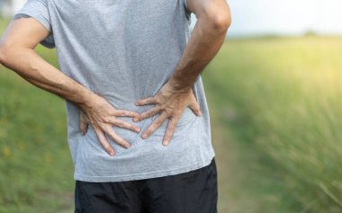 Sporcunun egzersizden sonra sırt ağrısı olur, idman konseptinden dolayı sakatlanır.