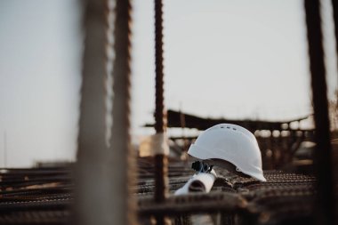 İşçi ya da işçi olarak güvenlik projesi için beyaz kasklı şapka