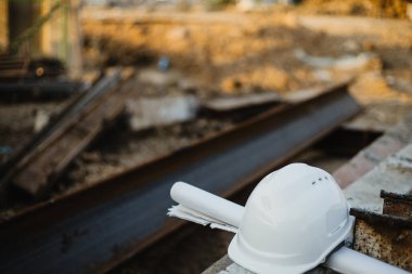 İşçi ya da işçi olarak güvenlik projesi için beyaz kasklı şapka