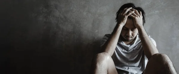Homem Asiático Tem Sintomas Estresse Depressão Uma Sala Escura Com — Fotografia de Stock