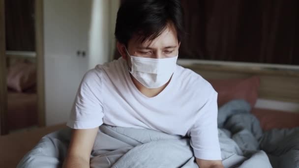 Asiatisch Kranker Mann Mit Gesichtsschutzmaske Und Fieber Schlafzimmer Hause — Stockvideo