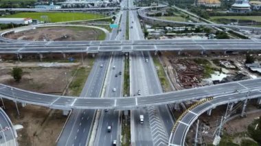 Hareket halindeki araçlarla geniş bir otoyolun havadan görüntüsü 
