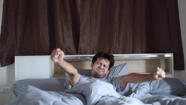 Aziatische Man Wakker Stretching Zijn Armen Ochtend — Stockvideo