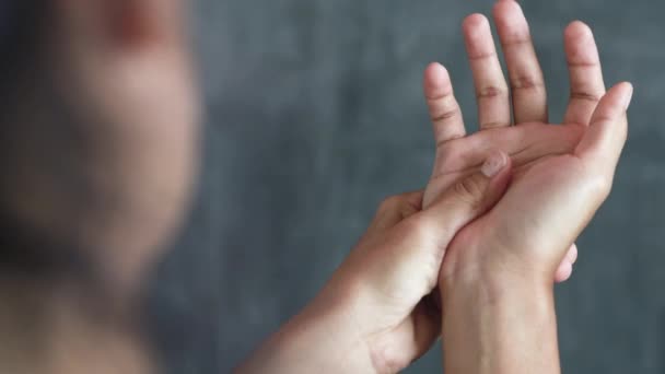 Vicino Donna Dolore Palmo Della Mano Massaggio Portata Mano — Video Stock