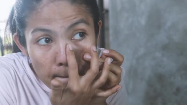 Mulher Asiática Olhando Espelho Tendo Problemas Cuidados Com Pele Manchas — Vídeo de Stock