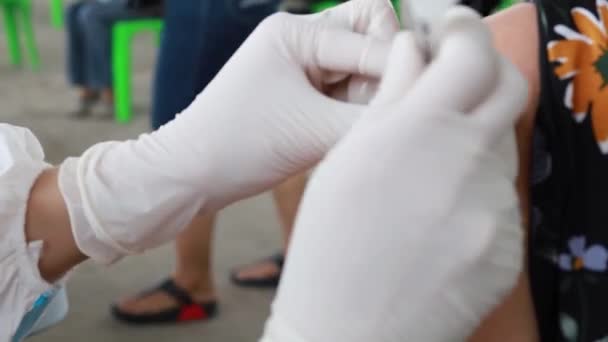 Νοσοκόμα Που Χορηγεί Εμβόλιο Για Τον Κορωναϊό Covid Μια Νεαρή — Αρχείο Βίντεο