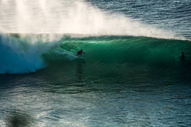 Mükemmel mavi dalgada sörfçü, fıçıda temiz su, Bali 'de Hint Okyanusu