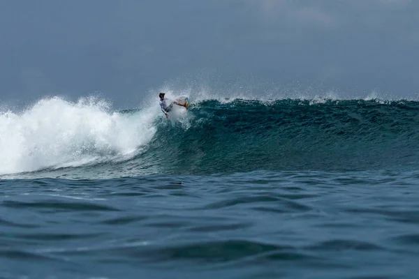 Surfer Doskonałej Niebieskiej Fali Akwamarynowej Pusty Line Idealny Surfowania Czysta — Zdjęcie stockowe