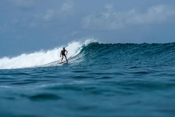 Surfer Auf Perfekter Blauer Aquamarinwelle Leere Schlange Perfekt Zum Surfen — Stockfoto