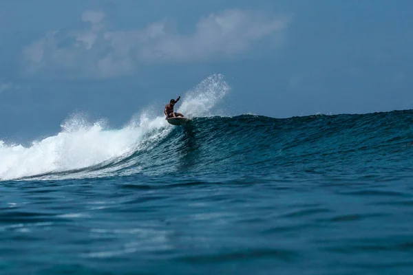 Surfer Auf Perfekter Blauer Aquamarinwelle Leere Schlange Perfekt Zum Surfen — Stockfoto