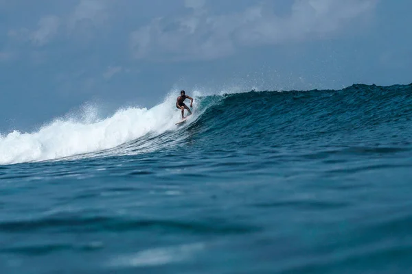 Surfer Auf Perfekter Blauer Aquamarinwelle Leere Schlange Perfekt Zum Surfen — Stockfoto