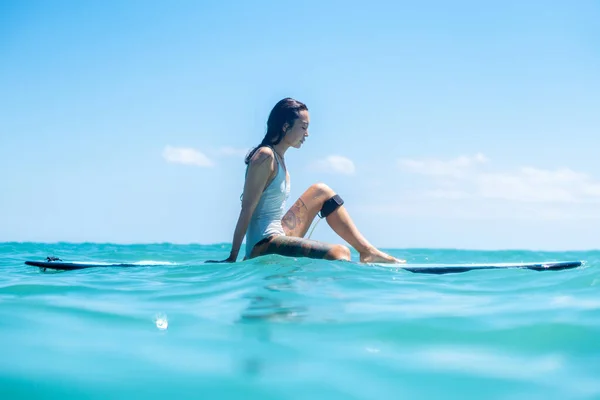 サーフボードの上のサーファーの女の子の肖像 バリ島の水から写真 — ストック写真