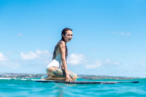 Retrato Surfista Menina Surf Board Oceano Azul Retratado Partir Água — Fotografia de Stock