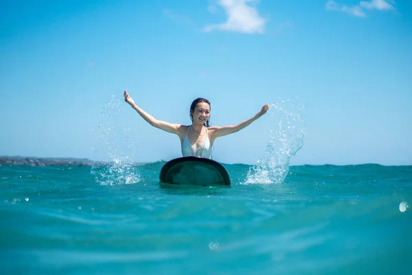 サーフボードの上のサーファーの女の子の肖像 バリ島の水から写真 — ストック写真