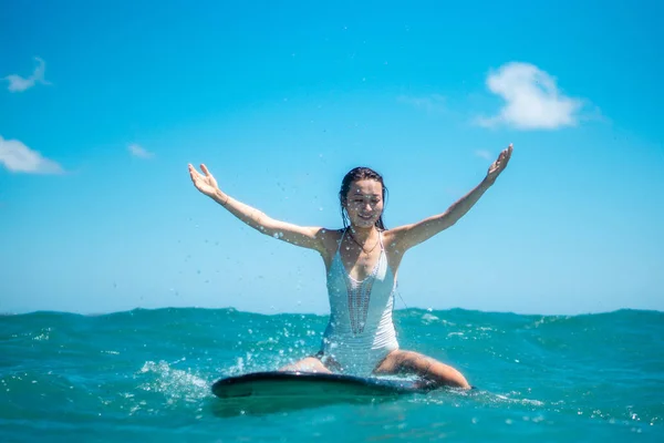 サーフボードの上のサーファーの女の子の肖像 バリ島の水から写真 — ストック写真